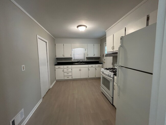 Building Photo - 1706 Dooley Ave