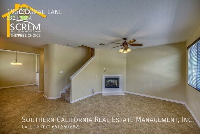 Building Photo - Two Bedroom Townhome in Santa Clarita