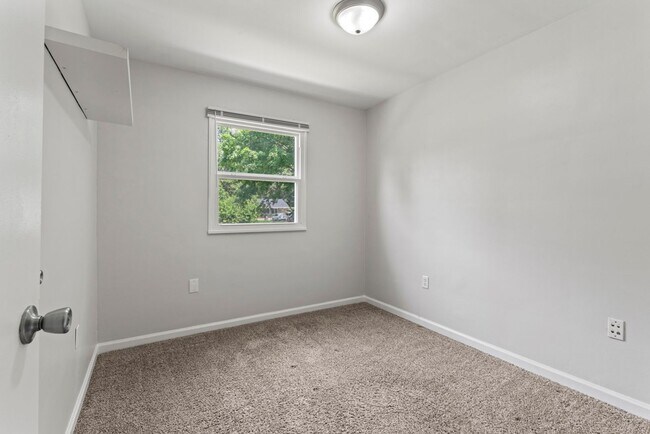 Building Photo - 1909 Mayfair Dr