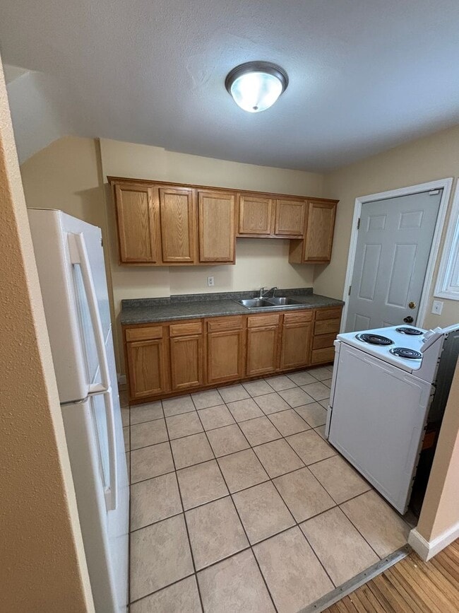 Building Photo - 2 Bedroom 1 Bathroom Townhouse for Rent!