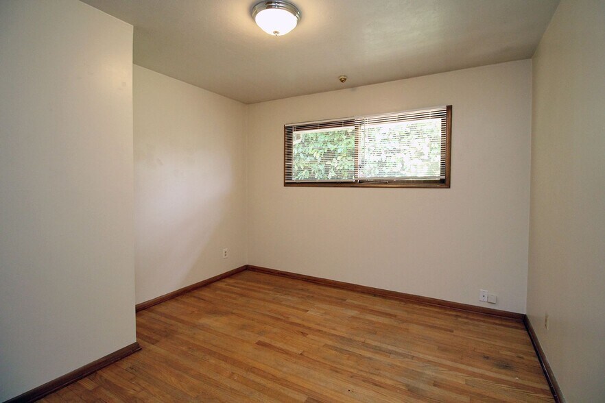 Building Photo - 11-17 NE 56th