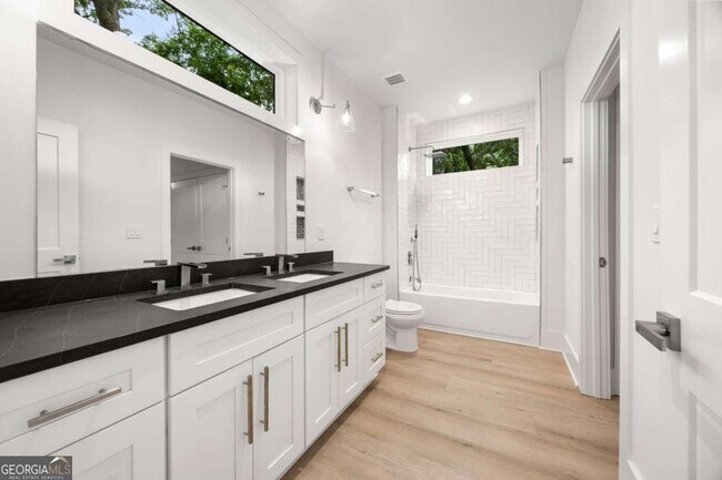 Building Photo - 24 Hutchinson St NE