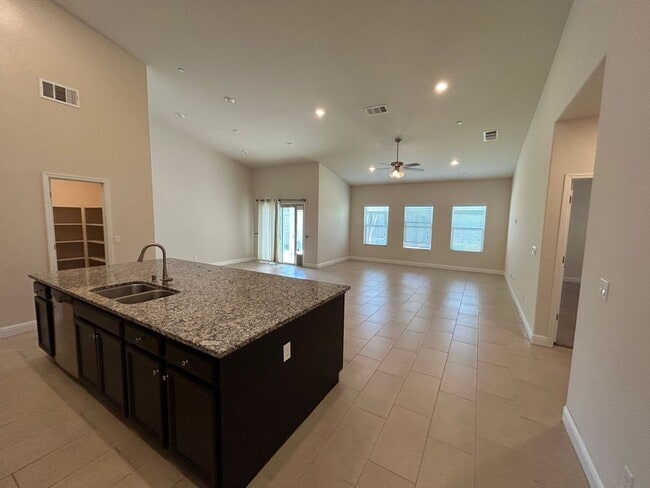 Building Photo - 10406 Alondra Dr