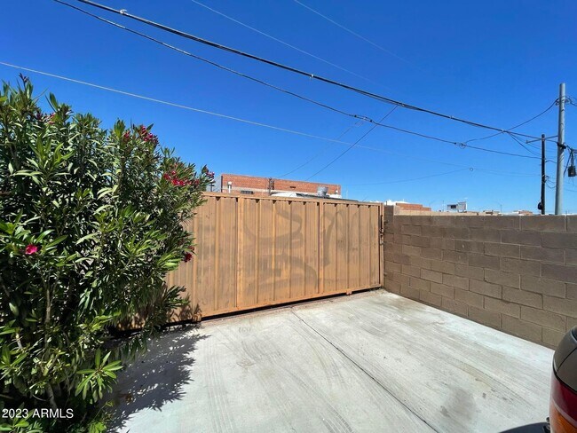 Building Photo - 1308 E Monroe St