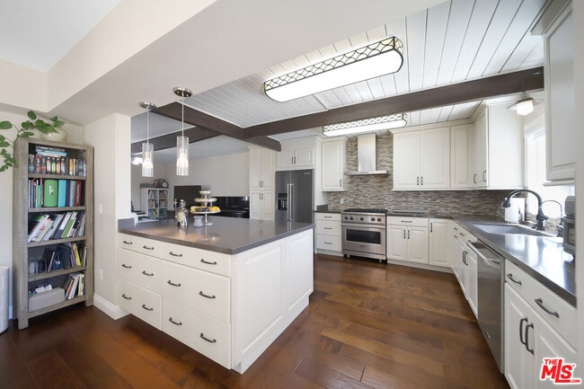 Building Photo - 2260 Los Amigos St