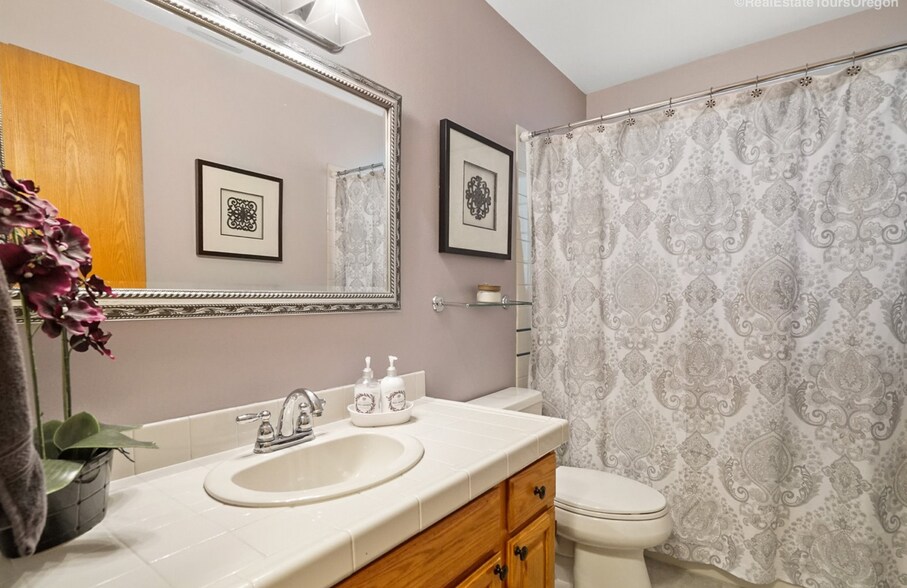 Bath - 4625 SW 42nd Pl