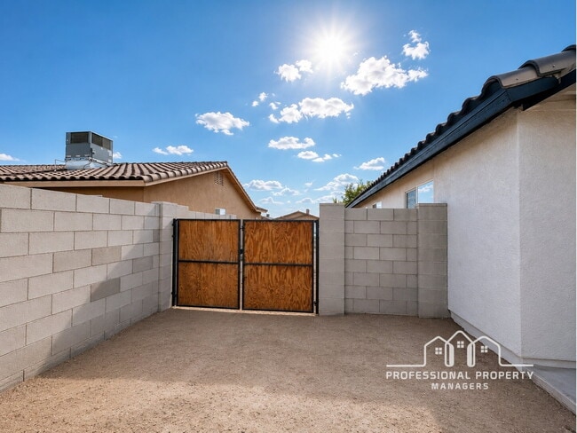 Building Photo - 4-bedroom, 2-bathroom home in Desert Sands