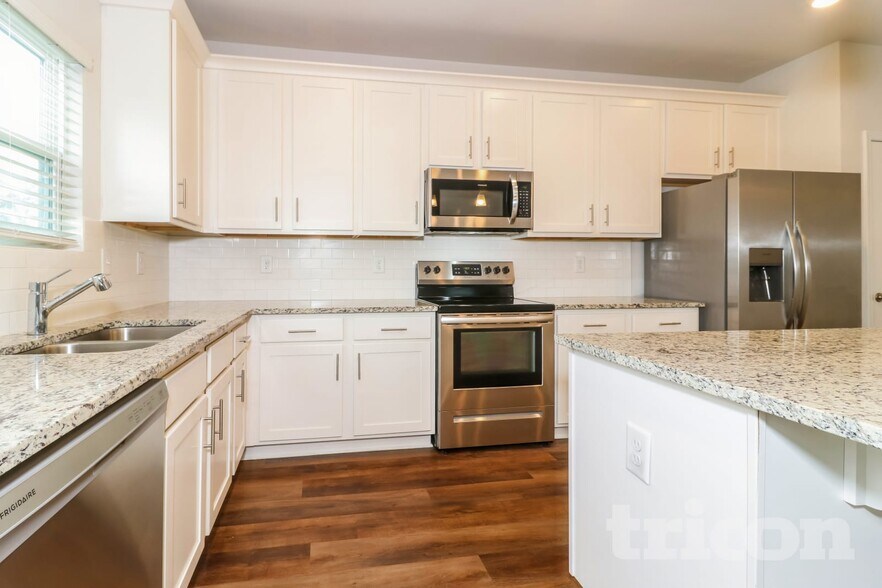 Building Photo - 2987 McKenzie Dr