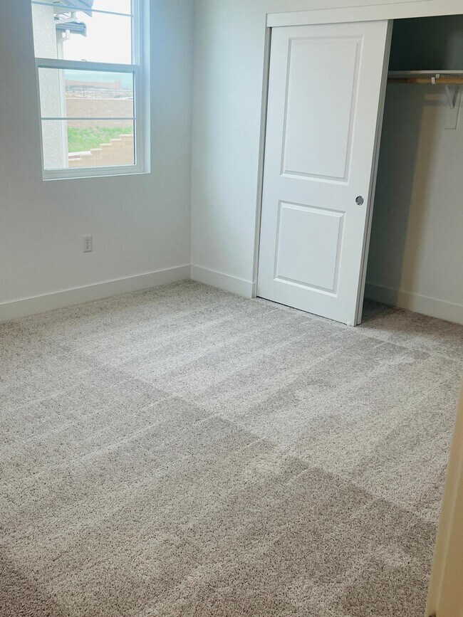 Building Photo - 2710 Old Larks Ln