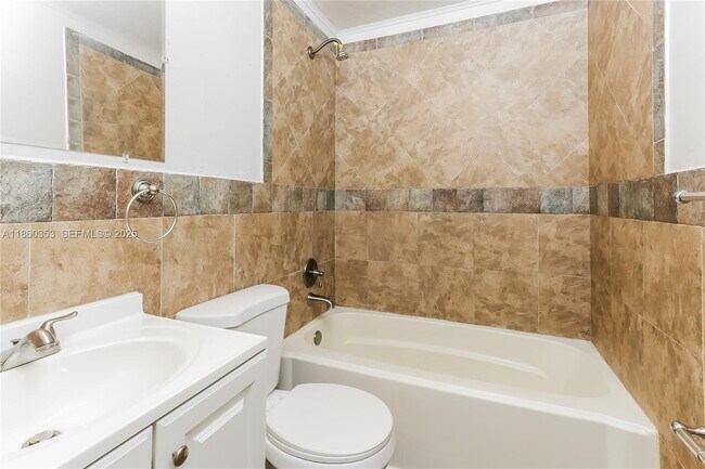 Building Photo - 713 S N St