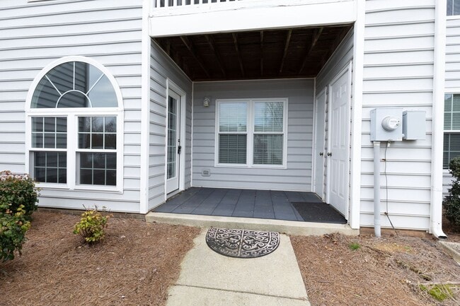 Building Photo - Gorgeous modern Main Level 2 bedroom 2 bath condo in SW Greensboro off W. Wendover.