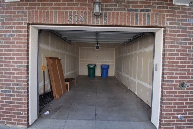 Building Photo - Bright Top Floor Condo with Tennis court, Pool, and Clubhouse