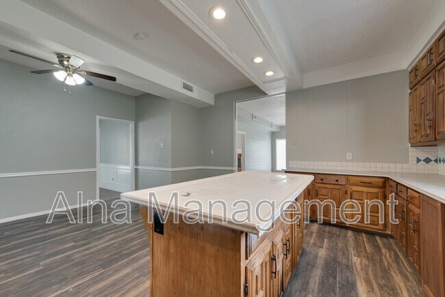 Building Photo - 743 Kings Ln