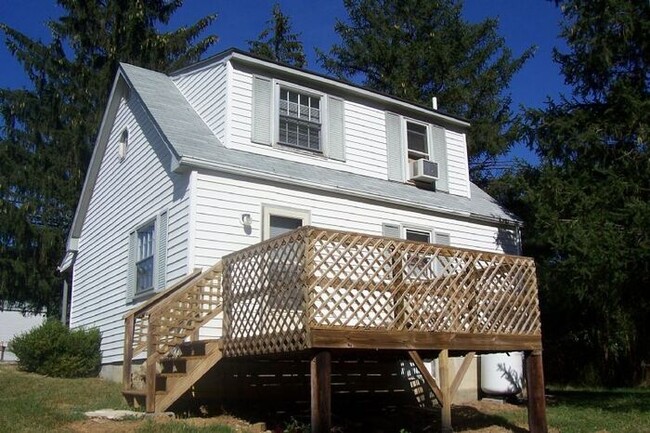 Building Photo - Country Living Near Commuter Routes