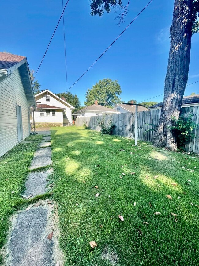 Building Photo - Charming 2-Bedroom Home with Hardwood Floors & Private Driveway!