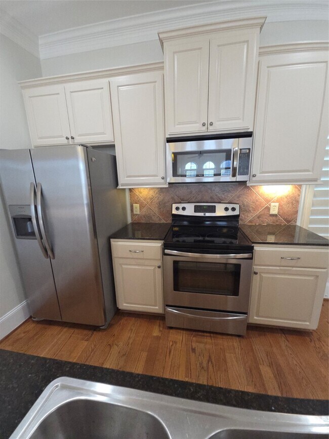 Building Photo - 3117 Fairdale Oaks E