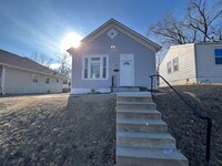 Building Photo - Fully Remodeled 3 Bedroom House!