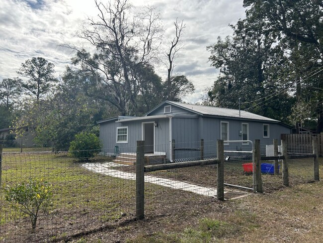 Building Photo - Ridgeview 2/1 with bonus room and  two fen...