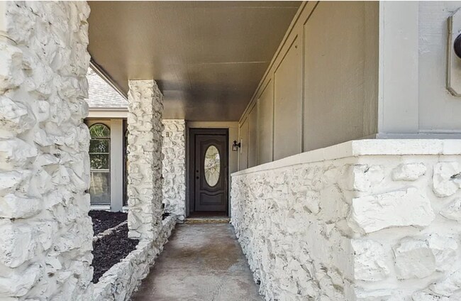 Building Photo - Charming 3-Bedroom Home with Spacious Yard in Prime Tulsa Location