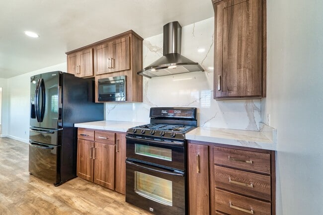 Building Photo - Beautiful 3 Bed / 2 Bath  on 1.8 Acres Ple...