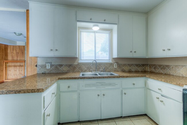 Building Photo - For Lease | Mid-town Tulsa | $1300 Rent
