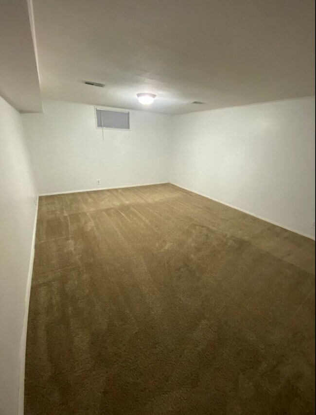 Building Photo - Spacious 4 Bed 2 Bath Home in Roy, UT with Fully Fenced Yard