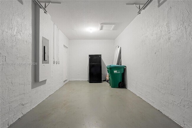 Building Photo - 865 SW 6th Ct