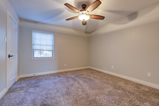 Building Photo - 607 Ellingham Dr