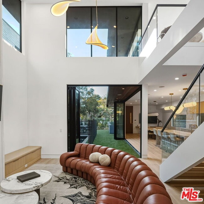 Building Photo - 738 Palms Blvd