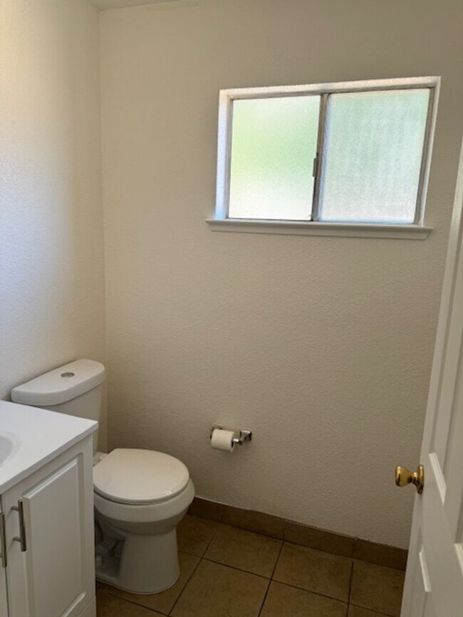 Building Photo - Duplex for Rent in S. Sacramento