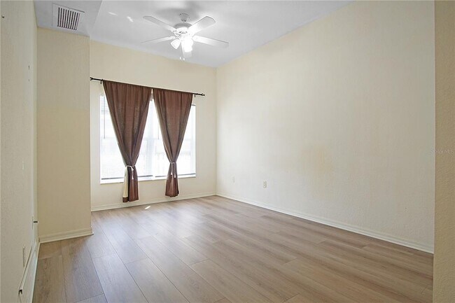 Building Photo - 4562 Yellowgold Rd E