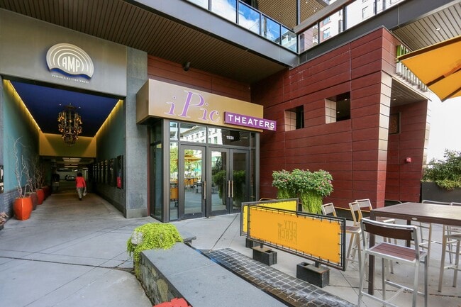 Building Photo - Luxury 2BD/2BA in The Gallery - Across fro...