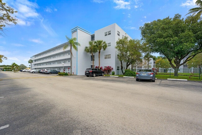 Building Photo - 600 NE 2nd St