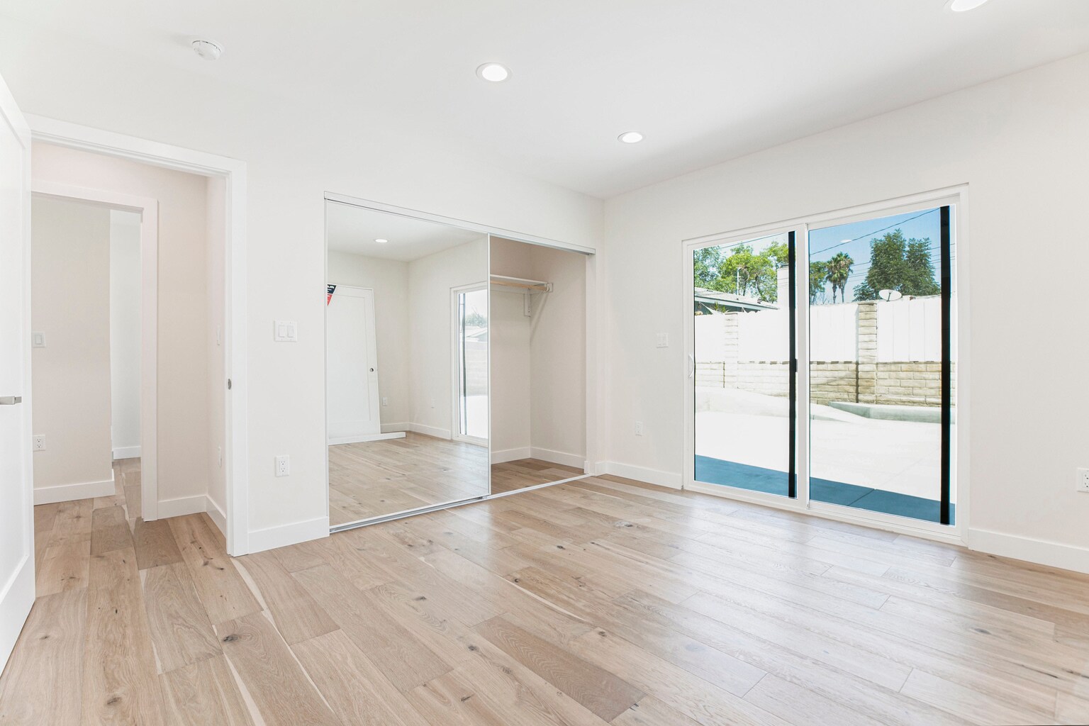 Building Photo - 10446 Woodley Ave
