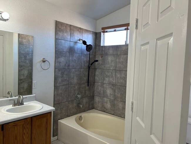 Building Photo - 4 Bedroom Pool Home