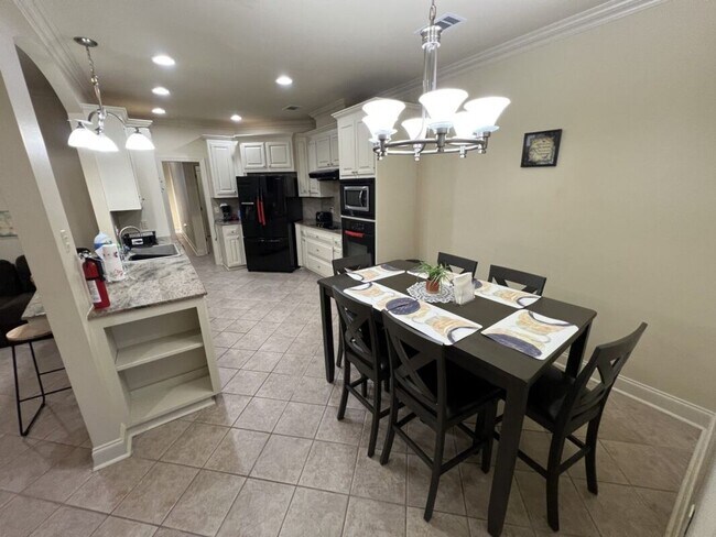 Building Photo - Beautifully Furnished 4-Bedroom Home in Za...