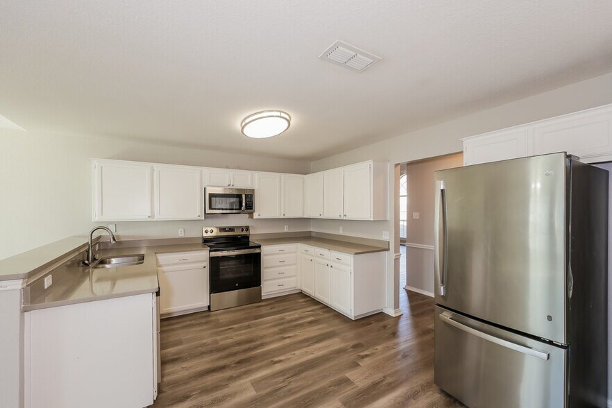 Building Photo - 6601 Basswood Dr