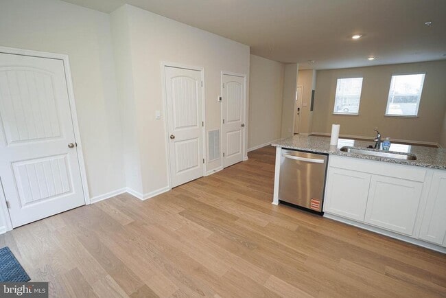 Building Photo - 852 Mersey Ln