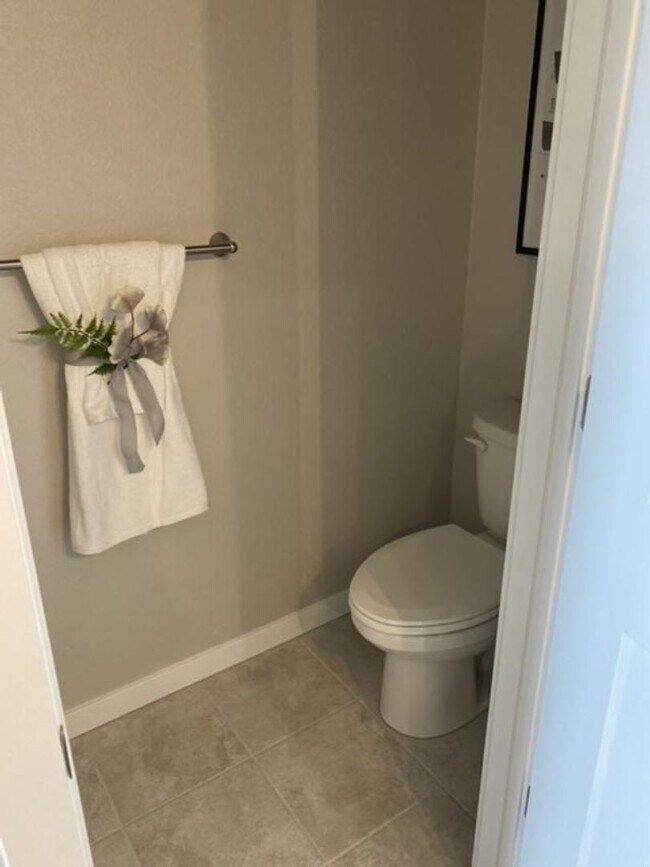 Building Photo - Flying Horse Luxury 4 Bed Townhouse with Mt. Views