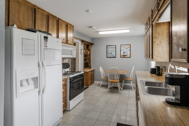Building Photo - 3212 Thornwood Dr