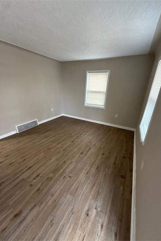 Building Photo - Renovated 3-Bedroom Home – We Welcome Sect...