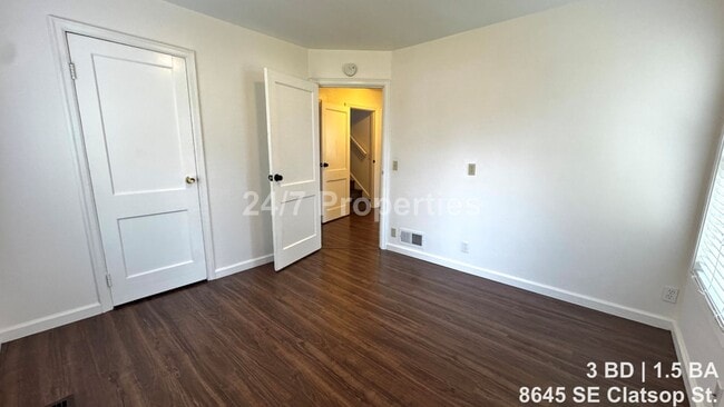 Building Photo - Bright 3BD I 1.5BA Home w/ Large Yard - SE Portland