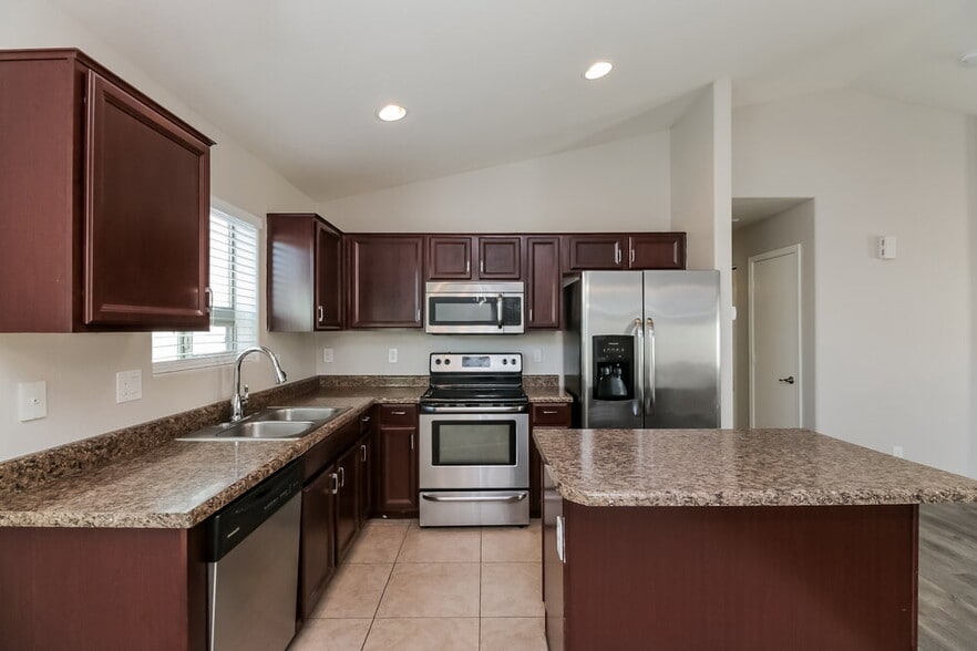 Building Photo - 1658 E Shari St