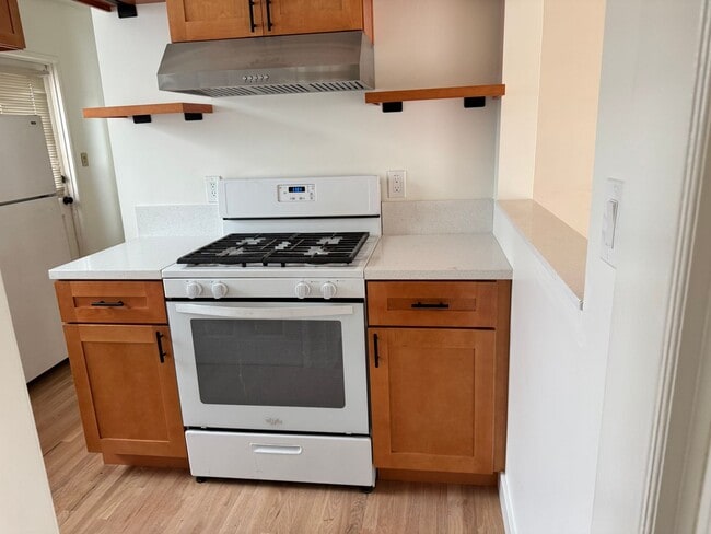 Building Photo - COMPLETELY REMODELLED 1 BEDROOM DUPLEX FOR LEASE!