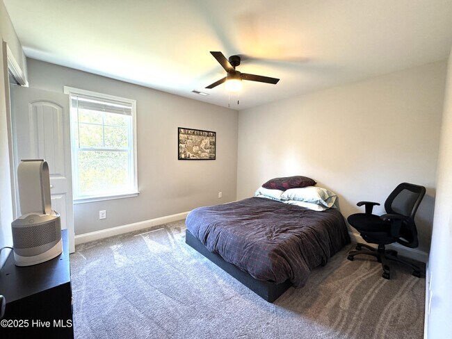 Building Photo - 425 Pebble Shore Dr