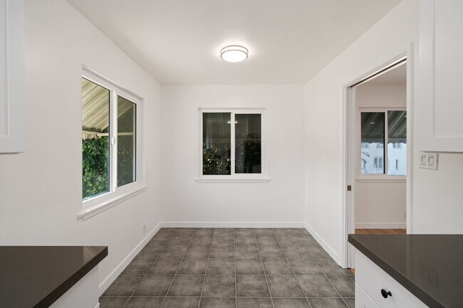 Building Photo - 734 Linden Ave