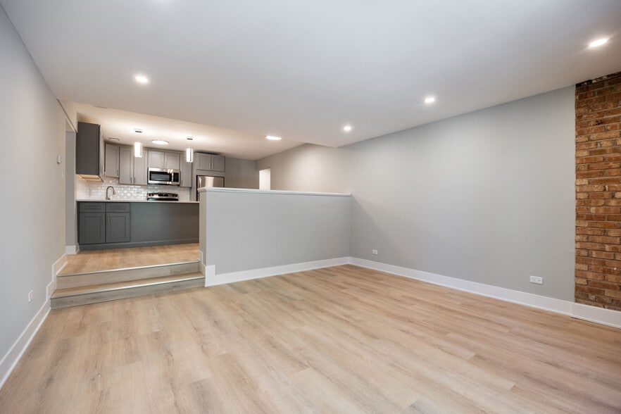 Building Photo - 1225 N La Salle Dr