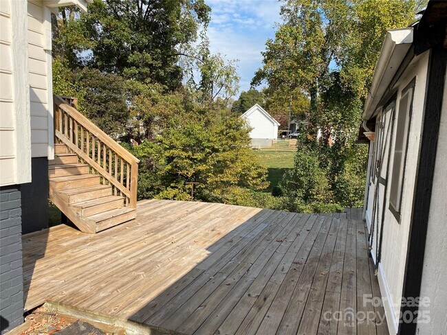 Building Photo - 315 Messick Ave
