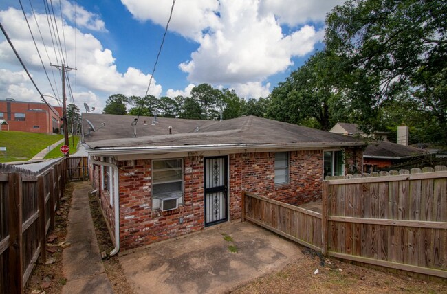 Building Photo - Midtown Living with Modern Conveniences – Prime Little Rock Location!