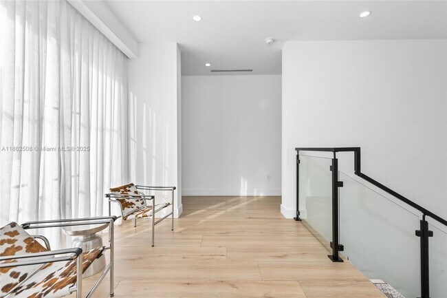 Building Photo - 895 NE 76th St